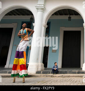 Square ritratto di trampolieri eseguendo a l'Avana, Cuba. Foto Stock