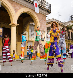 Square ritratto di trampolieri eseguendo a l'Avana, Cuba. Foto Stock