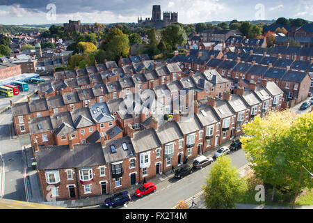 Una vista dall'alto guardando giù su righe di impaccato case a schiera nelle strade della città di Durham, Regno Unito. Foto Stock