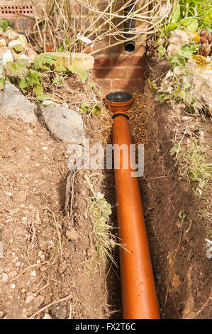 6m di tubo di suolo esegui per conformarsi alle normative edilizie e soakaway per drenaggio in trincea attraverso il calcare e argilla Foto Stock