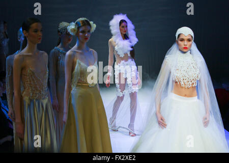 (160410) -- ST. San Pietroburgo (Russia), 10 aprile 2016 (Xinhua) -- Modelli presente creazioni del Montenegro i designer di Aleksandr Dado Jovanovic durante il Saint Petersburg della settimana della moda Autunno/Inverno 2016/2017 a San Pietroburgo, in Russia, in data 9 aprile 2016. Il Saint Petersburg della settimana della moda Autunno/Inverno 2016/2017 è trattenuto dal 7 Aprile al 10 aprile. (Xinhua) Foto Stock