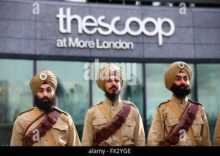 Municipio di Londra, Regno Unito. 9 aprile 2016. Attori nell'uniforme del xv reggimento Sikh, che hanno combattuto nella prima guerra mondiale. I sikh da tutto il Regno Unito festeggia il festival di Vaisakhi, (Sikh' Anno Nuovo) dentro e fuori il Municipio e il convogliatore nella zona centrale di Londra, che celebra la tradizione Sikh, patrimonio culturale, shabad kirtan (spirituale musica), langar (cibo), Turbante di legatura, di musica folk, arti marziali, balli e attività per bambini.Il festival è organizzato dal sindaco di Londra, con supporto da Singh Sabha London East e Ernst & Young rete Sikh. Credito: Dinendra Haria/Alamy vivere N Foto Stock