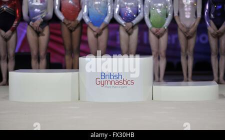 Liverpool, Regno Unito. Il 9 aprile 2016. Il podio e ginnasti in leotards colorati. British ginnastica Championships 2016. Echo Arena. Liverpool. Regno Unito. 09/04/2016. Credito: Sport In immagini/Alamy Live News Foto Stock