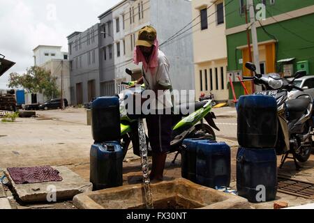 Jakarta, Indonesia. 04 Mar, 2016. Un uomo si riempie di acqua pulita per un complesso di alloggiamento in corrispondenza di una zona costiera. Circa 230 milioni di persone in Indonesia sono sotto i rischi per la salute da acqua contaminata che sono tra i più elevati nel sud-est asiatico. La carenza di acqua sarà il mondo più pressante problema nel prossimo decennio, aggravato da una crescente popolazione mondiale, il cambiamento climatico è previsione di perturbare il regime delle precipitazioni, portando a più gravi siccità e inondazioni, che pongono problemi per la fornitura di acqua fresca. © Garry Andrew Lotulung/Pacific Press/Alamy Live News Foto Stock