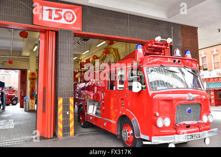 Shaftsbury Avenue, Londra, Regno Unito. Il 10 aprile 2016. Il Soho la stazione dei vigili del fuoco di Londra Vigili del Fuoco, inizia le brigate 150 Foto Stock