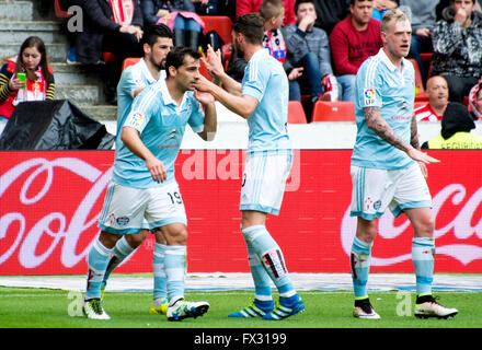 Gijon, Spagna. 10 Aprile, 2016. Manuel Agudo 'Nolito' (centrocampista, RC Celta de Vigo), Jonny Castro (difensore, RC Celta de Vigo) e Giovanni Guidetti (avanti, RC Celta de Vigo) celebrano il loro obiettivo durante la partita di calcio di spagnolo "La Liga " tra Real Sporting de Gijón e Real Club Celta de Vigo Molinón stadio su Aprile 10, 2016 in Gijon, Spagna. Credito: David Gato/Alamy Live News Foto Stock