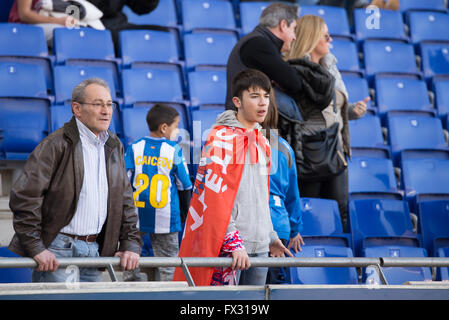 Barcellona, Spagna. Il 9 aprile 2016. Ventilatori in La Liga match tra RCD Espanyol e Atletico de Madrid al Powerade Stadium Aprile 9, 2016 in Barcelonal, Spagna. Credito: Christian Bertrand/Alamy Live News Foto Stock