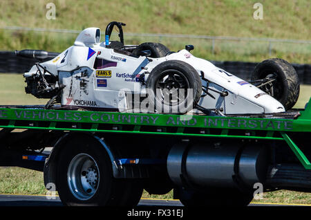 Sydney, Australia. Decimo Apr, 2016. Il giorno 2 del Nuovo Galles del Sud motore campionati gara Round 2 presenti una ampia varietà di corse tra cui Supersports, sport berline, vetture di Formula, del miglioramento della produzione, Formaula Vee e la veloce Alfa. Credito: Mitchell Burke/Pacific Press/Alamy Live News Foto Stock