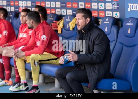 Barcellona, Spagna. Il 9 aprile 2016. Diego Pablo ' El' Cholo Simeone si siede sul banco a La Liga match tra RCD Espanyol e Atletico de Madrid al Powerade Stadium Aprile 9, 2016 in Barcelonal, Spagna. Credito: Christian Bertrand/Alamy Live News Foto Stock