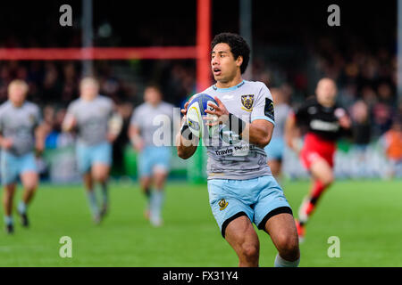 Londra, Regno Unito. Il 9 aprile 2016. Northampton Santi player, Ken Pisi tenta di ottenere intorno alla European Champions Cup quarti di finale di Saraceni vs. Northampton Santi al Parco di Allianz. Credito: Taka Wu/Alamy Live News Foto Stock