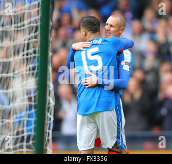 Hampden Park, Glasgow, Scozia. Decimo Apr, 2016. Formazione Petrofac finale di coppa. Rangers rispetto a Peterhead. Harry Forrester festeggia con Kenny Miller dopo il primo obiettivo Credito: Azione Sport Plus/Alamy Live News Foto Stock