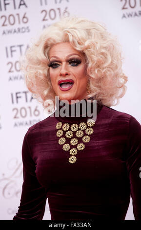 Dublino, Irlanda. Il 9 aprile 2016. Panti Bliss all'IFTA Film & Drama Awards (l'Irish Film & Television Academy) presso la Mansion House di Dublino, Irlanda sabato 9 aprile 2016. Credito: Doreen Kennedy/Alamy Live News Foto Stock