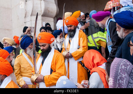 Londra, Regno Unito. Il 10 aprile 2016. Migliaia di Sikh godere della festa a Vaisakhi i sikh Anno Nuovo e Harvest Festival, a Southall, West London. Credito: Stephen Chung / Alamy Live News Foto Stock