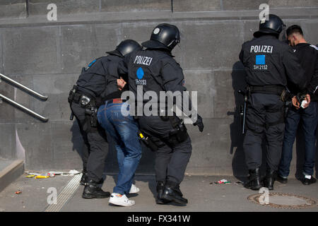 Amburgo, Germania. Decimo Apr, 2016. I membri della polizia tedesca prendere due partecipanti in custodia durante counterprotests consistente dei curdi e di sinistra dei gruppi in Amburgo, Germania, 10 aprile 2016. La dimostrazione è diretta contro un rally dei turchi intitolata "marcia della pace per la Turchia" tenutasi ad Amburgo allo stesso tempo. Le forze di polizia hanno implementato diverse centinaia di ufficiali per evitare tumulti. Foto: CHRISTIAN CHARISIUS/dpa/Alamy Live News Foto Stock