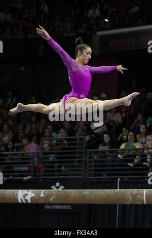 Everett, Washington, Stati Uniti d'America. 9 apr, 2016. Alexandra Raisman compete al Pacific Rim campionati di ginnastica a Everett, Washington. Melissa J. Perenson/CSM/Alamy Live News Foto Stock