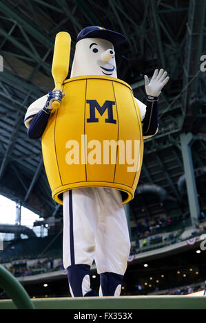 Milwaukee, WI, Stati Uniti d'America. Decimo Apr, 2016. Barrelman onde ai fan sulla parte superiore della piroga prima della Major League Baseball gioco tra il Milwaukee Brewers e Houston Astros a Miller Park di Milwaukee, WI. John Fisher/CSM/Alamy Live News Foto Stock