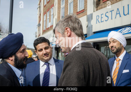 Londra, Regno Unito. 10 aprile 2016 Zac Goldsmith, candidato conservatore per il sindaco di Londra, visite Southall ed il Gurdwara Sri Guru Singh Sabha tempio all'inizio del festival Vaisakhi a Southall, West London. Decine di migliaia di persone hanno preso parte alla processione dalla Sri Guru Singh Sabha Gurdwara per celebrare Vaisakhi, la festa della mietitura. Credito: Ilyas Ayub/ Alamy Live News Foto Stock