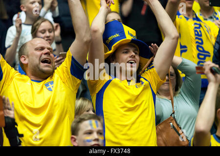 Malmö, Svezia, Aprile 10th, 2016. Ventole svedese celebrare durante la IHF 2016 uomini qualificazione olimpica torneo tra la Spagna e la Svezia a Malmö Arena. La Spagna ha vinto la partita 25 - 23, ma la Svezia si è qualificato per i Giochi Olimpici di partecipazione mentre la Spagna per la prima volta in 40 anni non ha potuto qualificarsi. Credito: OJPHOTOS/Alamy Live News Foto Stock