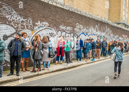 London, Regno Unito - 09 Aprile 2016: Il London Coffee Festival (07-10 Aprile, Brick Lane, Old Truman Brewery). La gente in coda per l'ingresso al festival Foto Stock