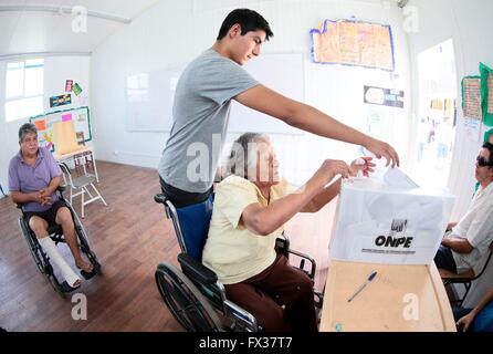 Lima, Perù. Decimo Apr, 2016. Una donna con disabilità getta il suo voto in un seggio a San Juan de Lurigancho Distretto, Provincia di Lima, Perù, il 10 aprile 2016. I risultati finali della Domenica elezioni presidenziali in Perù sarà rivelato il lunedì, detto Mariano Cucho, capo dell Ufficio Nazionale per i processi elettorali. Circa 23 milioni di peruviani, compresi quelli residenti all'estero hanno diritto di voto per il nuovo presidente del paese, vice presidente e 130 membri del Congresso degli Stati Uniti. © Carlos Lezama/ANDINA/Xinhua/Alamy Live News Foto Stock