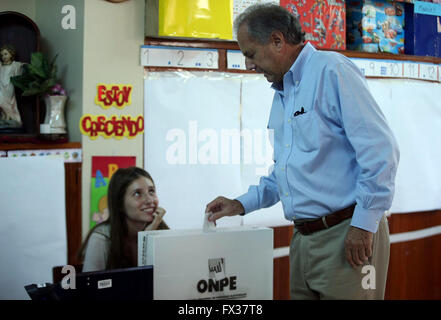 Lima, Perù. Decimo Apr, 2016. Il candidato presidenziale Alfredo Barnechea per azione popolare parte getta il suo voto in un seggio al quartiere di San Isidro, Provincia di Lima, Perù, il 10 aprile 2016. I risultati finali della Domenica elezioni presidenziali in Perù sarà rivelato il lunedì, detto Mariano Cucho, capo dell Ufficio Nazionale per i processi elettorali. Circa 23 milioni di peruviani, compresi quelli residenti all'estero hanno diritto di voto per il nuovo presidente del paese, vice presidente e 130 membri del Congresso degli Stati Uniti. © Juan Carlos Guzman Negrini/ANDINA/Xinhua/Alamy Live News Foto Stock
