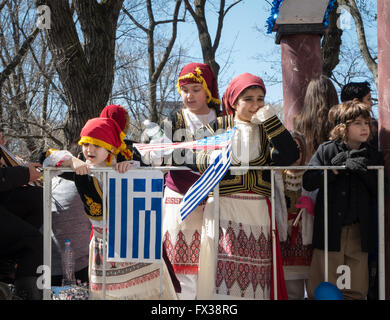 Bambini indossare nazionale greco di vestire nel 2016 New York parata greco Foto Stock