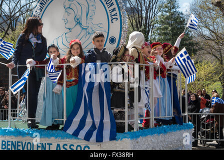Bambini indossando il tradizionale costume greco sventolando bandiere nel 2016 New York parata greco Foto Stock