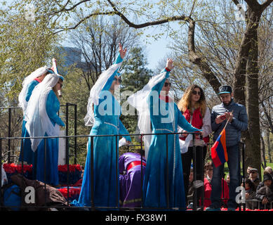 Ragazze in nazionale armena sventolare vestito da un galleggiante nel 2016 New York parata greco Foto Stock