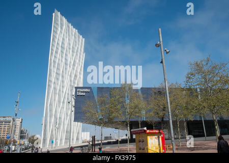 Edificio di Telefonica e Museu Blau,Blue Museum, nel quartiere Diagonal Mar, Port Forum,Barcellona,Cataluña,Spagna. Foto Stock