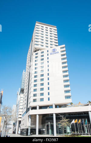 Diagonal Mar Hilton Hotel di fronte centro commerciale Diagonal Mar lungo Passeig del Taulat street,Port Forum,Barcellona.Spagna. Foto Stock