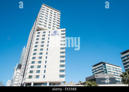 Diagonal Mar Hilton Hotel di fronte centro commerciale Diagonal Mar lungo Passeig del Taulat street,Port Forum,Barcellona.Spagna. Foto Stock