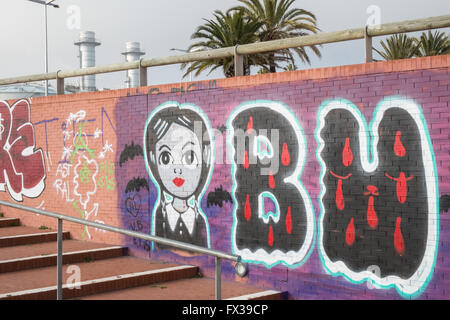 Graffiti sui muri e palme e Tèrmica centrale del Besòs, centrale a energia termica, Parc de la Pau, barcellona,cataluña,Spagna. Foto Stock