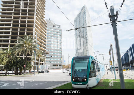 Il tram e Telefonica costruzione,nel quartiere Diagonal Mar, Port Forum,Barcellona,Cataluña,Spagna. Foto Stock