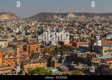 Alta vista sopra la città di Jaipur in India che mostra un sacco di edifici e colline nel lontano. Foto Stock