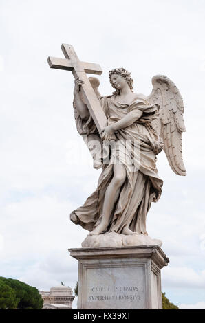 Angelo con la croce sul Ponte Sant'Angelo a Roma Foto Stock