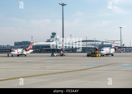 ATR 42-500 Czech Airlines (CSA) aerei a Vaclav Havel aeroporto Praga, Repubblica Ceca. Torre di controllo sullo sfondo Foto Stock