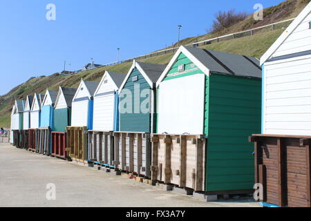 Cabine sulla spiaggia, chiusa su una soleggiata giornata di primavera Foto Stock