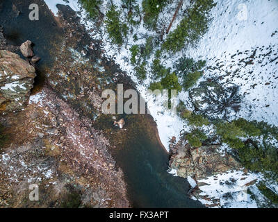 Vista aerea di Cache la Poudre River a Big si restringe a ovest di Fort Collins nel nord Colorado - paesaggio invernale con un fiume rap Foto Stock