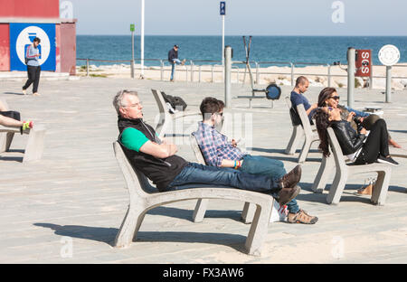 Barceloneta promenade con sedie in calcestruzzo e macchine ginniche e Spiaggia di Barceloneta a Barcellona, in Catalogna, Spagna. Foto Stock