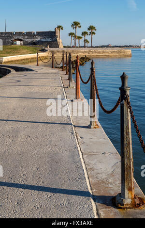 Sant'Agostino, Florida, Stati Uniti d'America. Catena lungo la recinzione Matanzas Baia. Fort San Marcos, costruito 1672-1695, nella distanza. Foto Stock