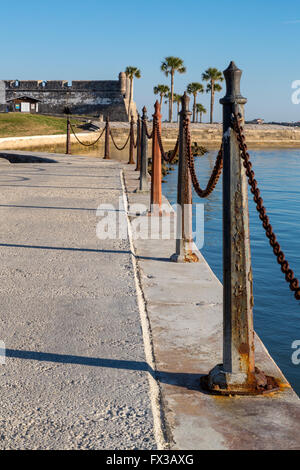 Sant'Agostino, Florida, Stati Uniti d'America. Catena lungo la recinzione Matanzas Baia. Fort San Marcos, costruito 1672-1695, nella distanza. Foto Stock