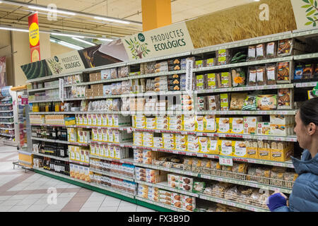 Selezione enorme di,bio,organic,cibo,prodotti,in vendita al supermercato Alcampo,corsia, nel centro commerciale Diagonal Mar, barcellona,cataluña,Spagna.spagnolo, Foto Stock