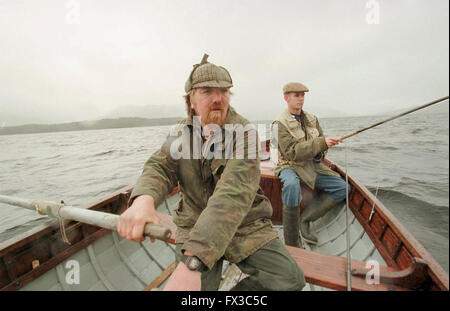 Una ghillie con il partito di pesca sul Loch Maree, Scozia. Foto Stock