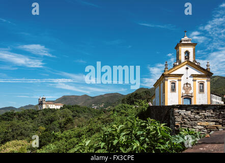 Vista del patrimonio mondiale Unesco città di Ouro Preto con la Chiesa di San Francisco de Paula, Minas Gerais, Brasile Foto Stock