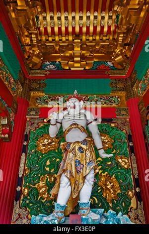 Statua della divinità al Santuario Futarasan, Nikko, Prefettura di Tochigi, Giappone, Patrimonio Mondiale dell UNESCO Foto Stock