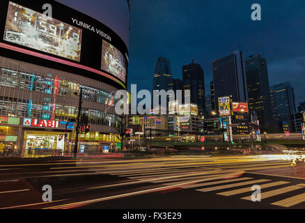 Il traffico automobilistico di Shinjuku, Tokyo Foto Stock