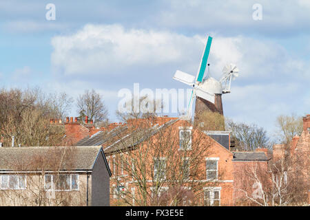 Green Mill in piedi sopra la città circostante alloggiamento, Sneinton, Nottingham, Inghilterra, Regno Unito. Foto Stock