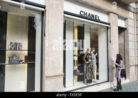 Chanel shop store,finestra,display,shopping, lungo Passeig de Gracia sistemazione street,boulevard a barcellona,cataluña,Spagna,l'Europa. Foto Stock