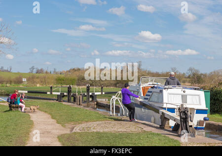 Crociera in Alrewas lock sul Trent e Mersey Canal, Staffordshire, England, Regno Unito Foto Stock