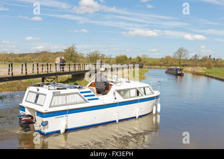 Crociera in Alrewas sui Trent e Mersey Canal (Fiume Trento Sezione), Staffordshire, England, Regno Unito Foto Stock